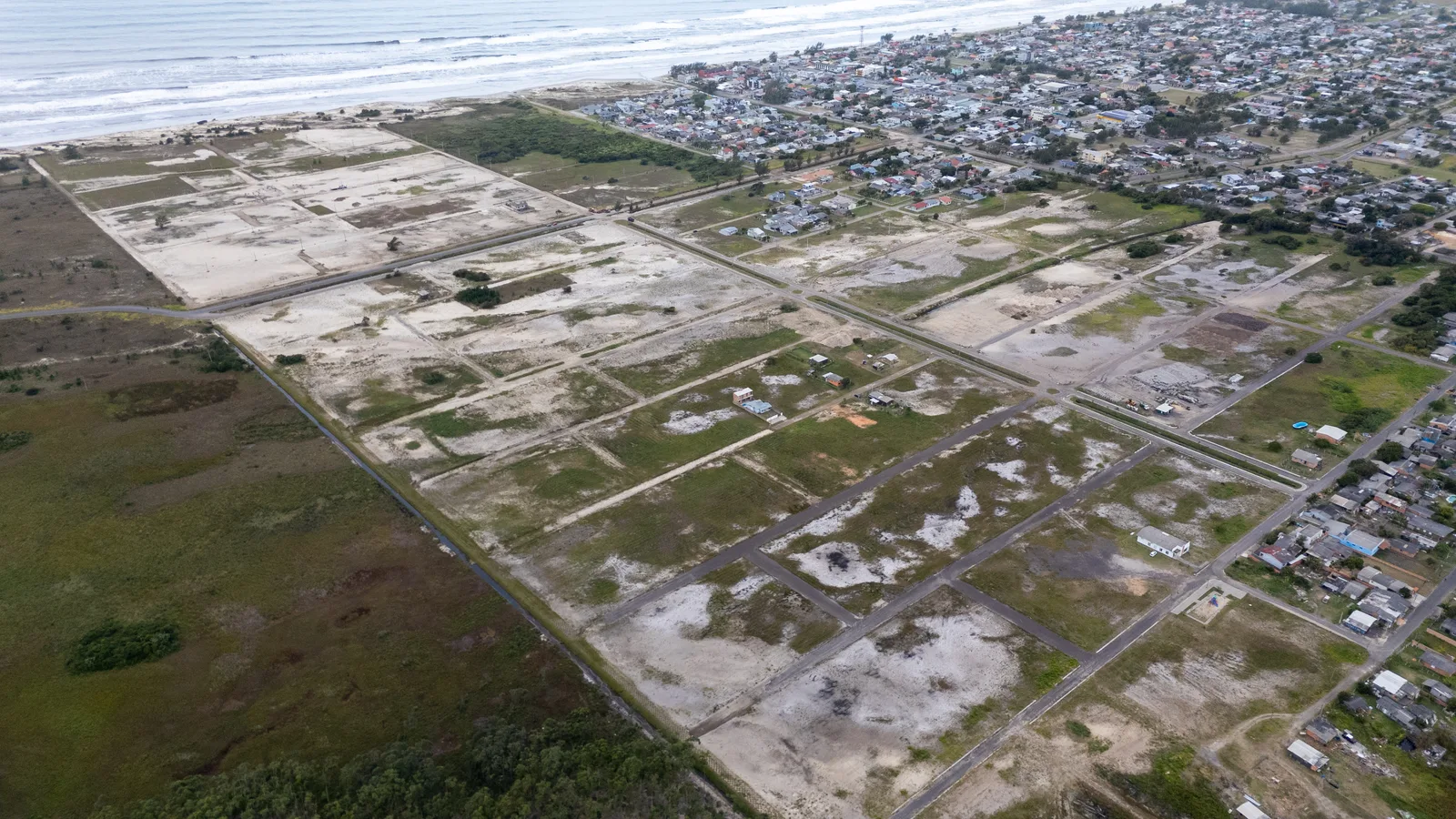 Implantação urbana em andamento. Acervo de maio de 2026.