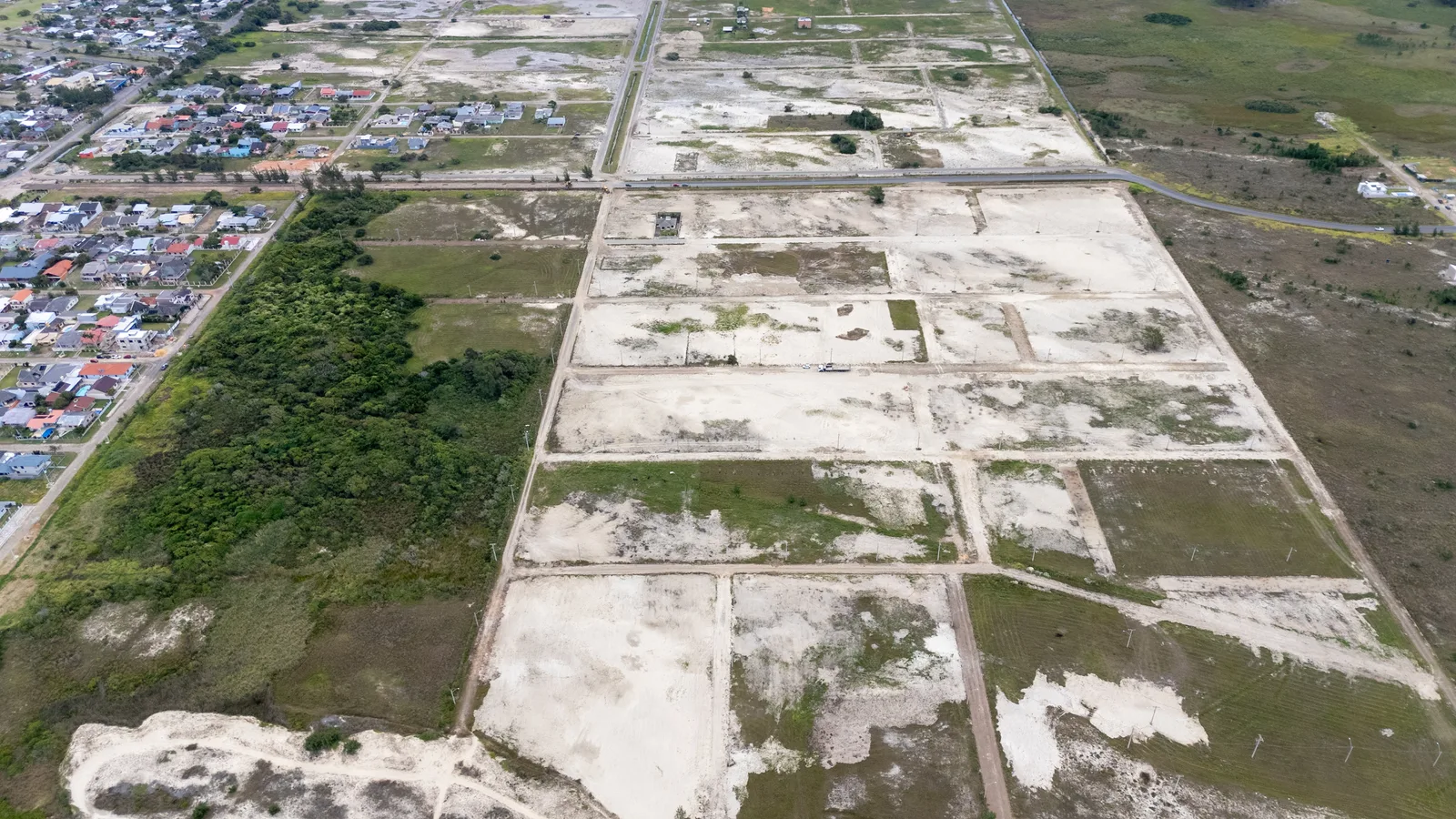 O território e as frentes de obra. Acervo de maio de 2026.