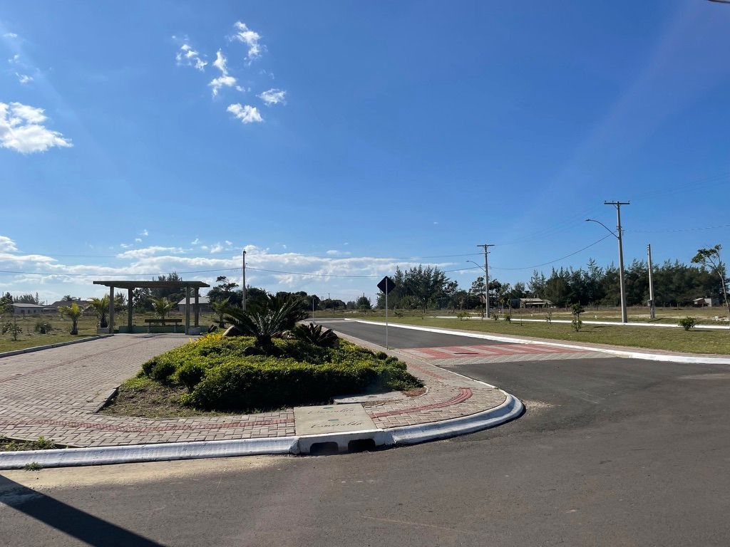 Pergolado e bancos da Praça da Serra